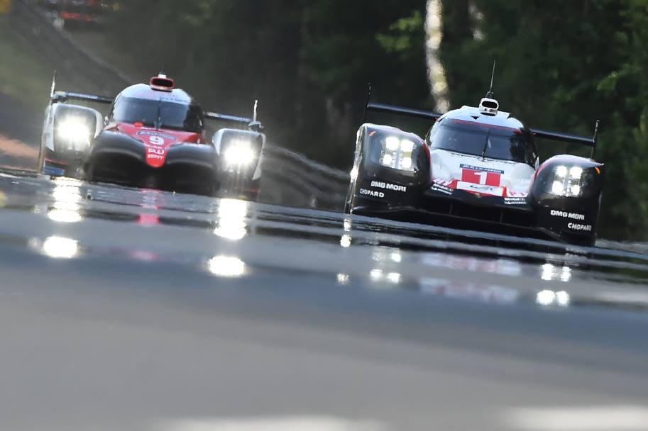 Il tema della gara: Porsche, a destra, contro la Toyota. Afp